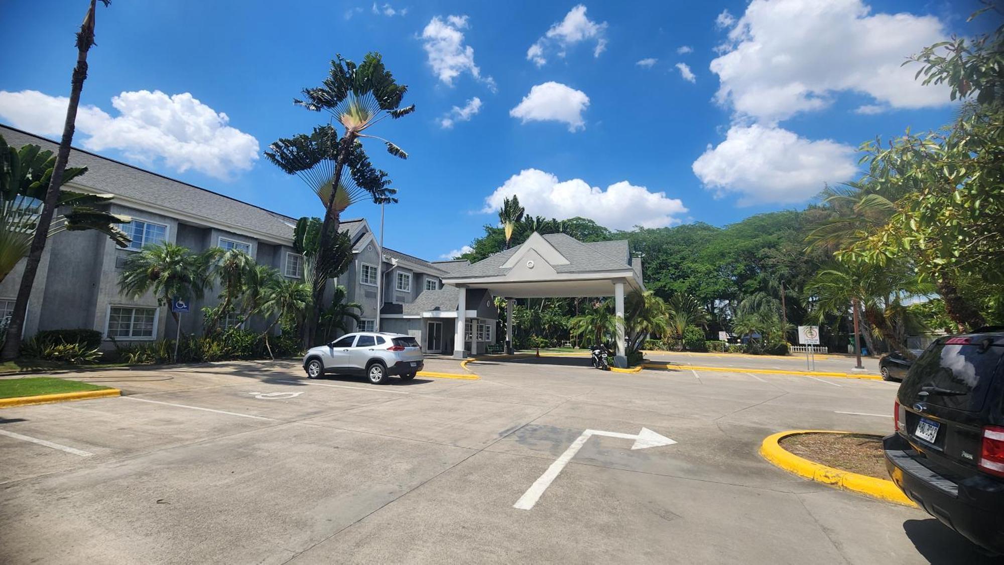 麦德罗泰快捷酒店 圣佩德罗苏拉 外观 照片